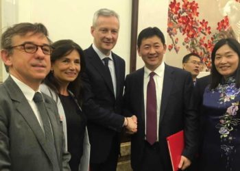 Philippe Stefanini (à gauche), le directeur général de Provence Promotion, aux côtés du ministre de l'économie Bruno Lemaire en 2018 pour la signature de l'accord avec Quechen (Crédit DR)