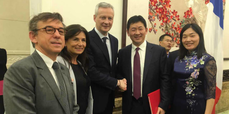 Philippe Stefanini (à gauche), le directeur général de Provence Promotion, aux côtés du ministre de l'économie Bruno Lemaire en 2018 pour la signature de l'accord avec Quechen (Crédit DR)