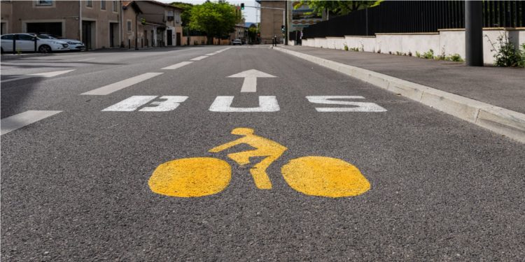L'un des marquages vélo au sol apposés dans les couloirs de bus d'Aix depuis le 4 mai