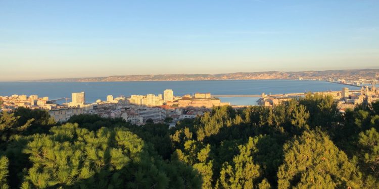 La baie Nord de Marseille vue depuis la colline de Notre-Dame (Crédit Gomet').
