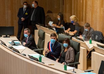 Benoît Payan à la tribune du conseil municipal, nouveau maire de Marseille (crédit JY Delattre).