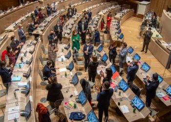 Benoît Payan, assis au centre, applaudi par sa majorité vient d'être élu maire de Marseille lundi 21 décembre (Photo JY Delattre)