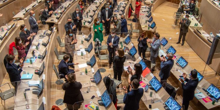 Benoît Payan, assis au centre, applaudi par sa majorité vient d'être élu maire de Marseille lundi 21 décembre (Photo JY Delattre)