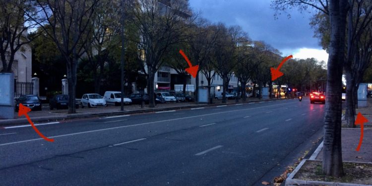 Des panneaux publicitaires déshabillés par les militants anti-pub (Crédit @AnvMarseille)