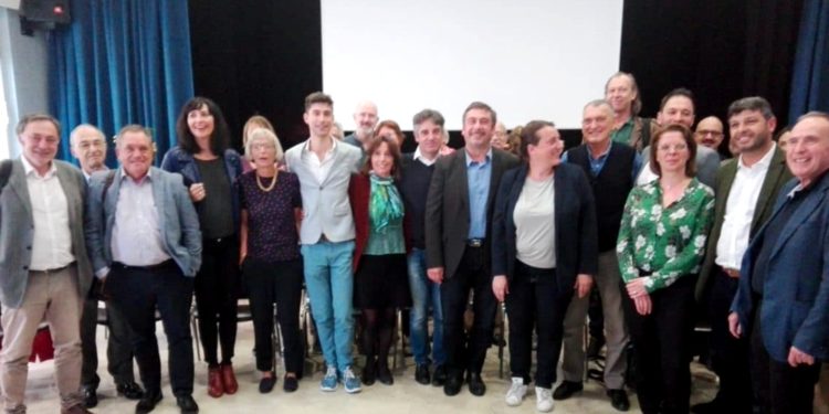 Jacques Boulesteix (3e en partant de la gauche) avec les membres du Mouvement sans précédent en octobre 2019. (Crédit Gomet'/AD).