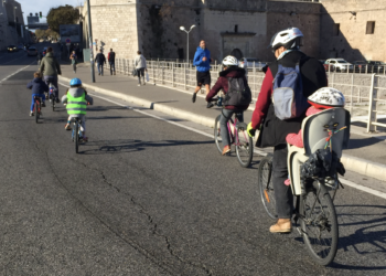 Toujours pas de pistes cyclables à l'horizon sur le boulevard Charles Livon dans le centre de Marseille, entre le Vieux-Port et la Corniche. (Crédit Gomet')