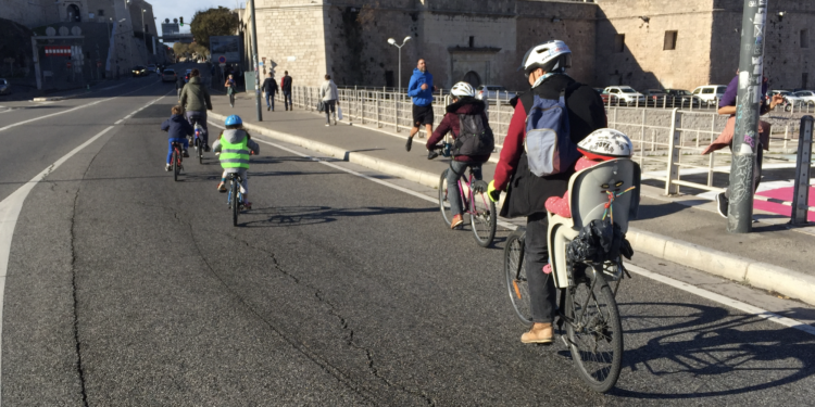 Toujours pas de pistes cyclables à l'horizon sur le boulevard Charles Livon dans le centre de Marseille, entre le Vieux-Port et la Corniche. (Crédit Gomet')
