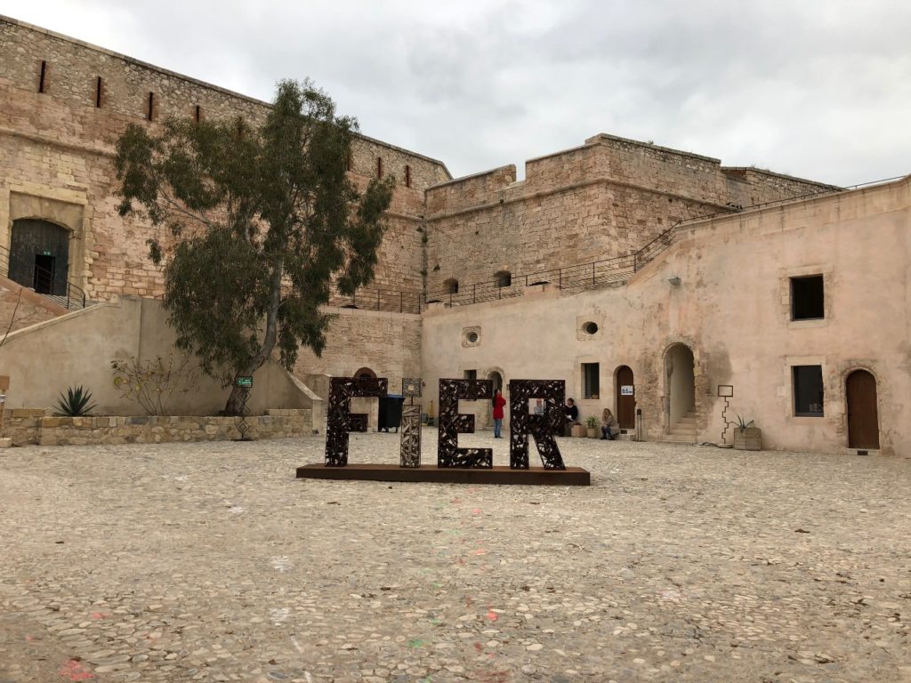 Dans la cour du haut fort où se trouve le siège de l'association Acta Vista (Crédit Gomet').