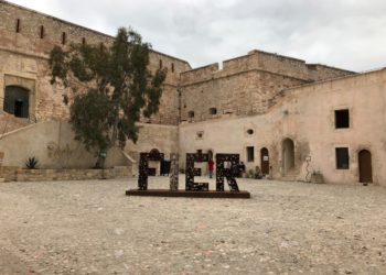 Dans la cour du haut fort où se trouve le siège de l'association Acta Vista (Crédit Gomet').