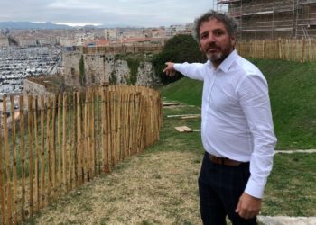 Cyprien Fontvielle, le directeur de la Citadelle de MArseille montre la pointe des jardins où se situera un bar avec vue fantastique sur le Vieux-Port (Crédit : Gomet').