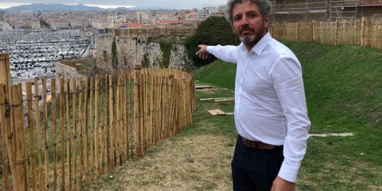 Cyprien Fontvielle, le directeur de la Citadelle de MArseille montre la pointe des jardins où se situera un bar avec vue fantastique sur le Vieux-Port (Crédit : Gomet').