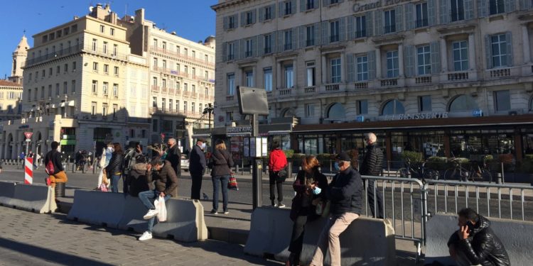 Marseille, sanctionnée notamment pour ces problèmes récurrents de transports. Ici arrêt de bus sur le Vieux-Port (Crédit Gomet').
