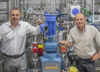 Michel Féraud à gauche) dans son usine Provepharm de Marseille Crédit DR)