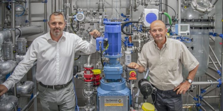 Michel Féraud à gauche) dans son usine Provepharm de Marseille Crédit DR)