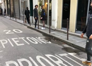 La priorité aux piétons sur les voitures ici à Paris dans une rue du 3e arrondissement (Crédit : Gomet')