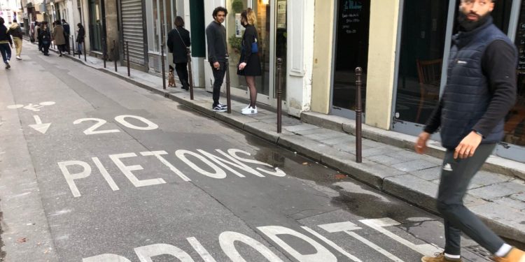 La priorité aux piétons sur les voitures ici à Paris dans une rue du 3e arrondissement (Crédit : Gomet')