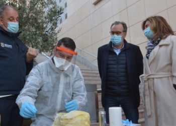 les marins-pompiers marseillais ont fait une démonstration de test des eaux usées devant lhotel de Région Crédit Yann Bouvier)