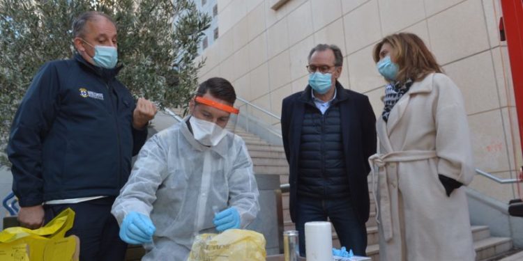 les marins-pompiers marseillais ont fait une démonstration de test des eaux usées devant lhotel de Région Crédit Yann Bouvier)