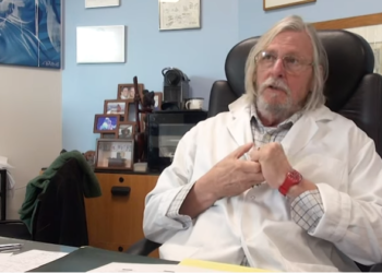 Didier Raoult dans son bureau de lIHU pour sa dernière vidéo du mardi 19 janvier Crédit Capture décran IHU)