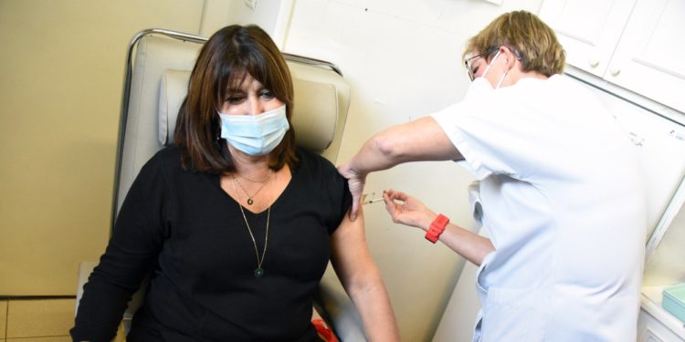 Michèle Rubirola était à l'ARS mardi 5 janvier 2021 pour se faire vacciner (Crédit @aphm_actu)
