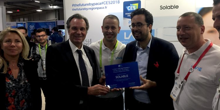 Renaud Muselier le président de la Région Sud et Mounir majoubi, l'ancien secrétaire d'Etat au numérique lors du CES de 2018 avec la start-up d'Aix Solable (Archiives Gomet'/JFE).