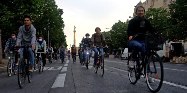 Des cyclistes sur l'avenue du Prado (Crédit ANV-COP21)
