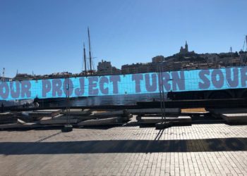 Banderole hostile à la direction de l'OM déployée devant l'hôtel de ville mardi 2 février 2021 (Crédit Gomet').