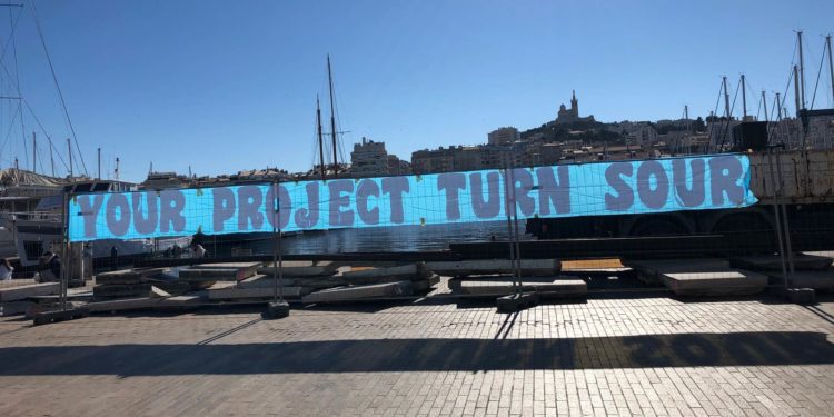 Banderole hostile à la direction de l'OM déployée devant l'hôtel de ville mardi 2 février 2021 (Crédit Gomet').