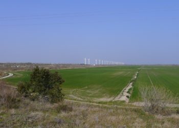 La plaine de La Crau à l'arrière de la zone portuaire de Fos (Crédit Gomet'/JFE).