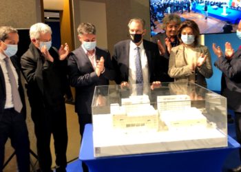 Les personnalités, élus et lauréats, devant la maquette de la future cité scolaire internationale (Crédit Gomet')