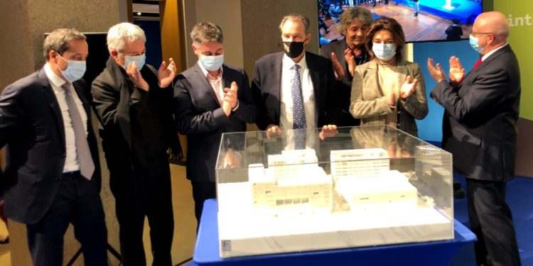 Les personnalités, élus et lauréats, devant la maquette de la future cité scolaire internationale (Crédit Gomet')