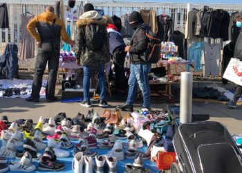 Marché sauvage rue de Lyon samedi 13 février, veille de l'opération de police menée par la ville (Crédit Gomet'/JFE).