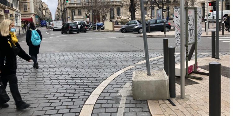 Trottoir encombré, travaux... les piétons et les cyclistes à Marseille soumis à rude épreuve. (Crédit Gomet').