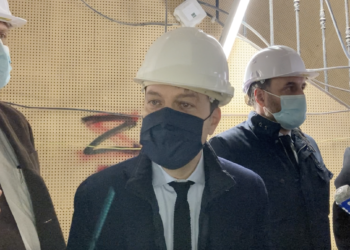 Benoît Payan a visité l'immeuble abandonné de la place de Lenche pour dénoncer l'inaction de la précédente majorité (Crédit RM)