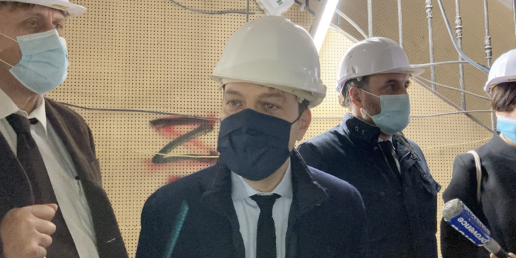 Benoît Payan a visité l'immeuble abandonné de la place de Lenche pour dénoncer l'inaction de la précédente majorité (Crédit RM)