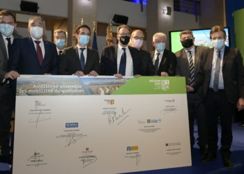 Les présidents de départements, de métropoles, de la Région Sud et le ministre ont signé un contrat à 460 millions d'euros pour les autoroutes (Crédit JP Garufi)