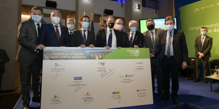 Les présidents de départements, de métropoles, de la Région Sud et le ministre ont signé un contrat à 460 millions d'euros pour les autoroutes (Crédit JP Garufi)
