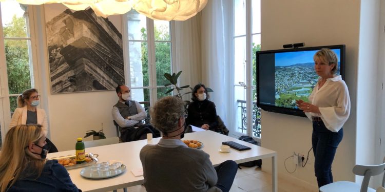 Corinne Vezzoni présente l’une de ses références emplématiques de son architecture méditerranéenne durable et adaptée à la pente : le lycée Simone Veil à Marseille.