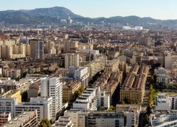 Marseille avec au fond le parc des calanques (Crédit JYD/Gomet')