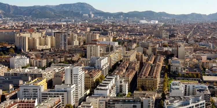 Marseille avec au fond le parc des calanques (Crédit JYD/Gomet')