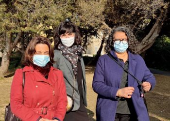 Sophie Camard, Mathilde Chaboche et Nassera Benmarnia devant la Villa Valmer, vendredi 5 mar