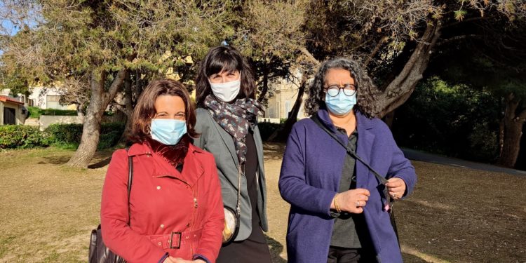 Sophie Camard, Mathilde Chaboche et Nassera Benmarnia devant la Villa Valmer, vendredi 5 mar