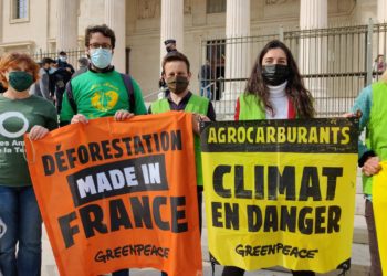 Les ONG contestent l'autorisation accordée à Total La Mède devant le palis de justice de Marseille