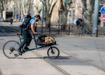 Livreur à vélo dans le centre ville de Marseille (Crédit JYD/Gomet').