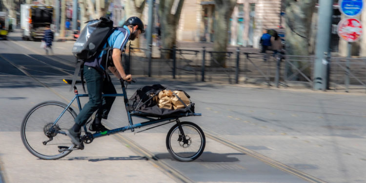 Livreur à vélo dans le centre ville de Marseille (Crédit JYD/Gomet').