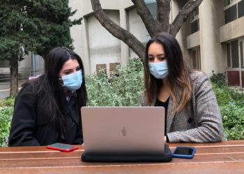 Deux étudiantes sur le campus d'Aix Marseille Université (Crédit Gomet'/JFE).