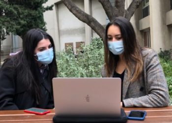 Deux étudiants sur le campus d'Aix-Marseille Université (Crédit : Archives Gomet')