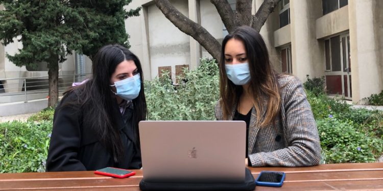 Deux étudiantes sur le campus d'Aix Marseille Université (Crédit Gomet'/JFE).