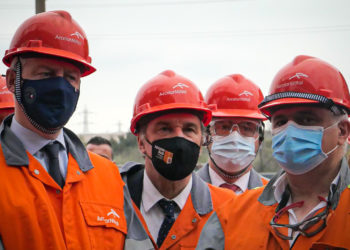 Bruno Le Maire aux côtés de Renaud Muselier, le président de la Région Sud, à l'usine ArcelorMittal de Fos-sur-Mer (Crédit Twitter Bruno Le Maire)