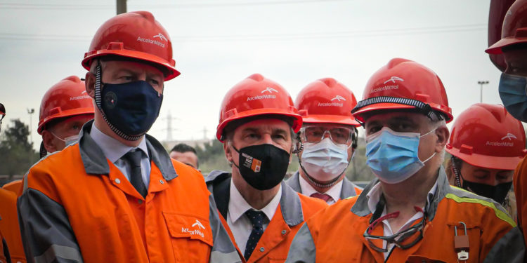 Bruno Le Maire aux côtés de Renaud Muselier, le président de la Région Sud, à l'usine ArcelorMittal de Fos-sur-Mer (Crédit Twitter Bruno Le Maire)